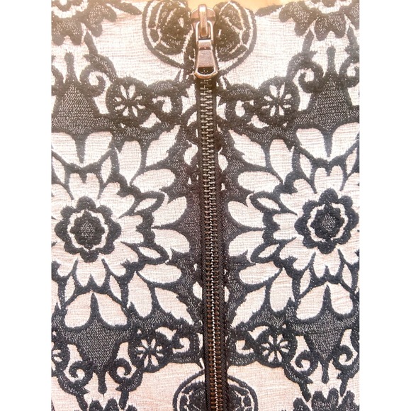 Betsey Johnson Black White Lace Medallion Fit Flare Dress Cap Sleeve Metallic 2 - Picture 6 of 6